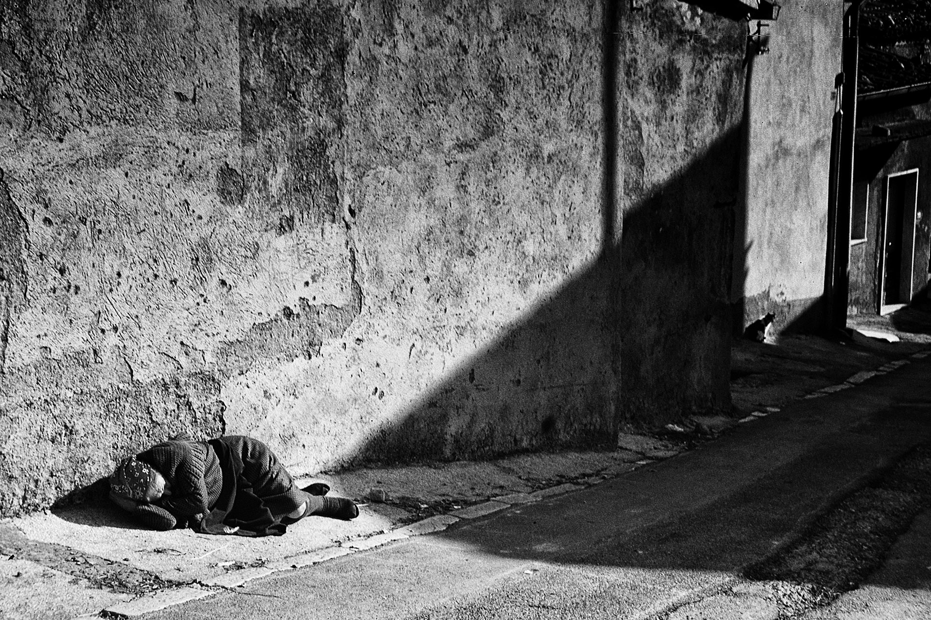 anziana-che-dorrme-in-strada